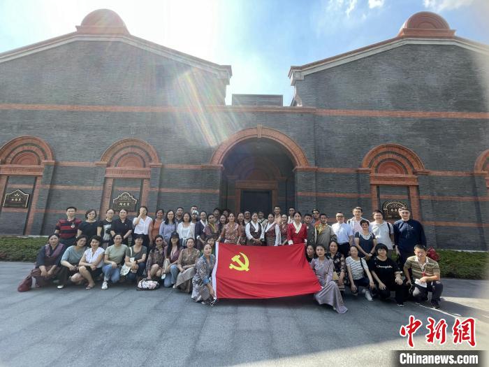 參觀中共一大、二大會(huì)址，學(xué)員們回顧了中國(guó)共產(chǎn)黨百年大黨的革命歷程。　華東師大供圖