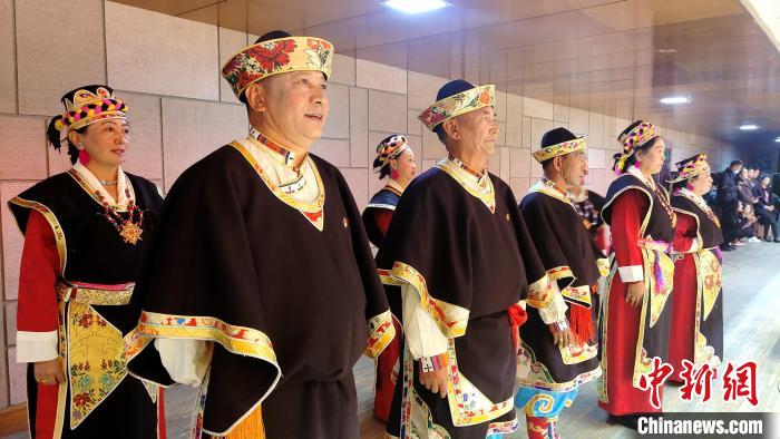 圖為西藏老年舞蹈隊(duì)在后臺(tái)準(zhǔn)備上場(chǎng)。　貢桑拉姆 攝