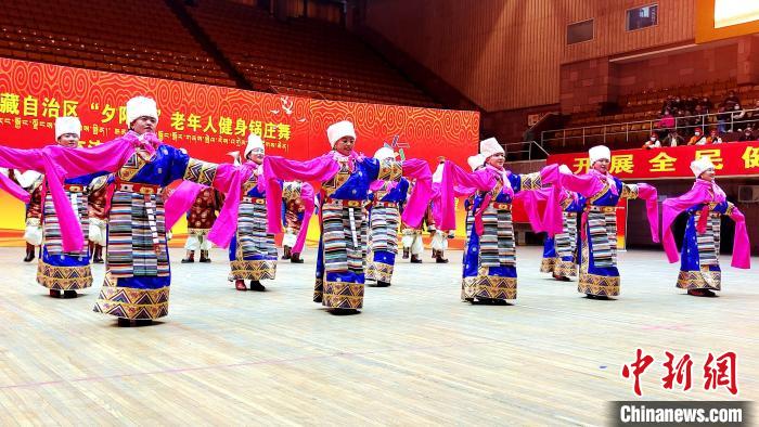圖為西藏老年舞蹈隊(duì)伍齊跳傳統(tǒng)鍋莊舞?！∝暽＠?攝