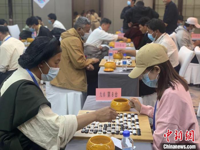 圖為參賽選手正在進行藏棋對弈。　謝牧 攝