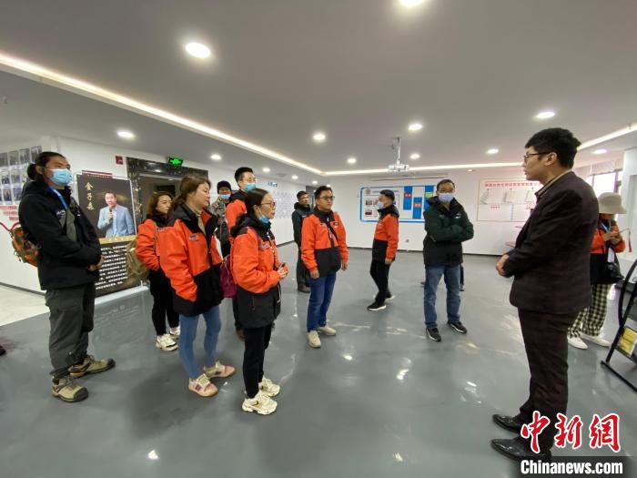 圖為2021瀾湄萬里行中外媒體在昌都新區(qū)采訪?！±罱瓕?攝