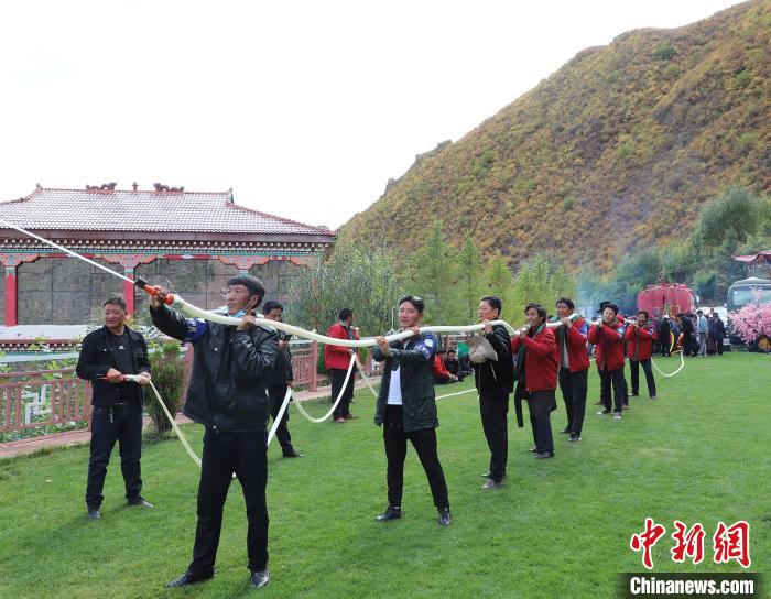 圖為護(hù)林員體驗(yàn)架設(shè)水泵?！〔际猩窒乐ш?duì) 供圖