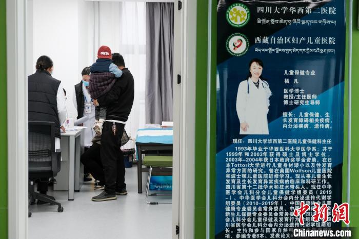 圖為四川大學(xué)華西第二醫(yī)院專家接診?！〗w波 攝