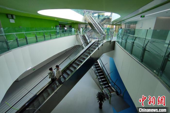 圖為西藏自治區(qū)婦產(chǎn)兒童醫(yī)院內(nèi)景?！〗w波 攝
