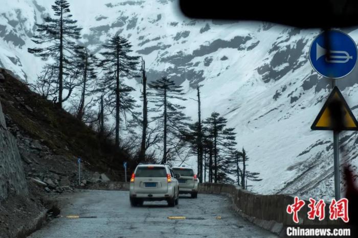 圖為墨脫公路沿線的雪景風光。
