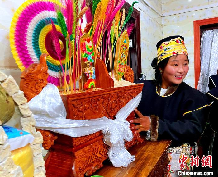 圖為藏族姑娘端著吉祥切瑪?！∪轿木?攝