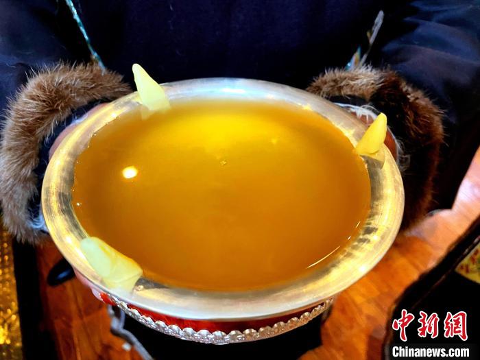 圖為青稞酒?！∪轿木?攝