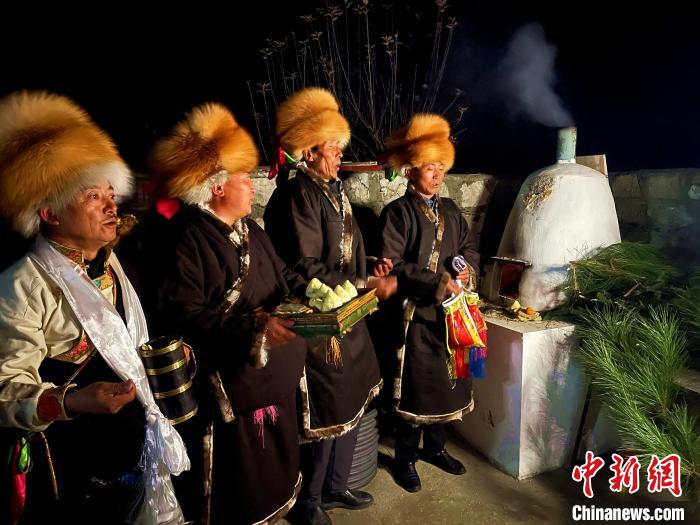 圖為除夕之夜進(jìn)行的驅(qū)鬼儀式?！∪轿木?攝