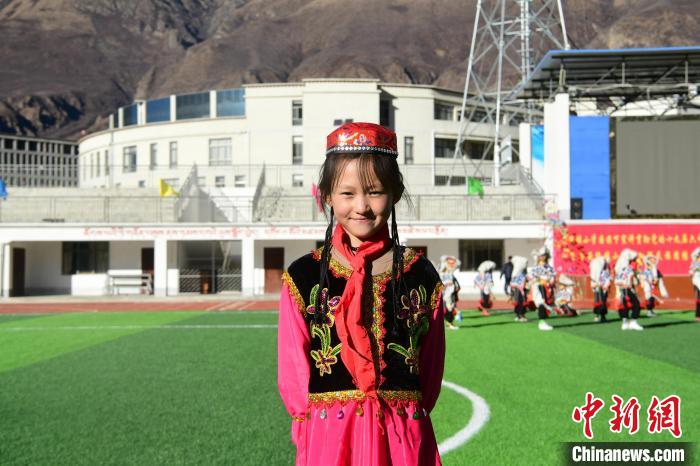 圖為加查縣安繞鎮(zhèn)小學回族學生馬萍?！∝暩聛硭?攝