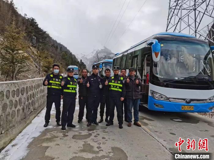 救援成功后，司機們與邊境派出所民警合影?！±罱ǚ?攝