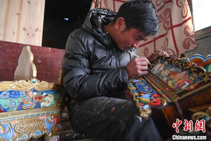 圖為拉薩手藝人制作年貨“切瑪盒”。　貢嘎來松 攝