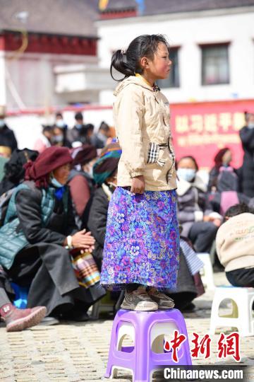 圖為觀看節(jié)目的小女孩?！∝暩聛硭?攝
