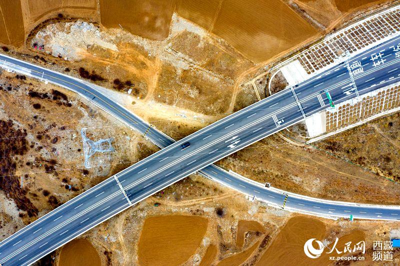 拉林高等級公路。徐馭堯攝