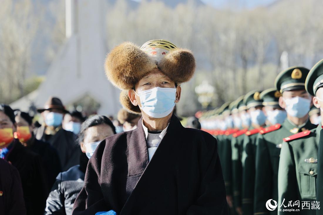 群眾代表們參加升旗儀式現(xiàn)場。人民網(wǎng) 次仁羅布 攝