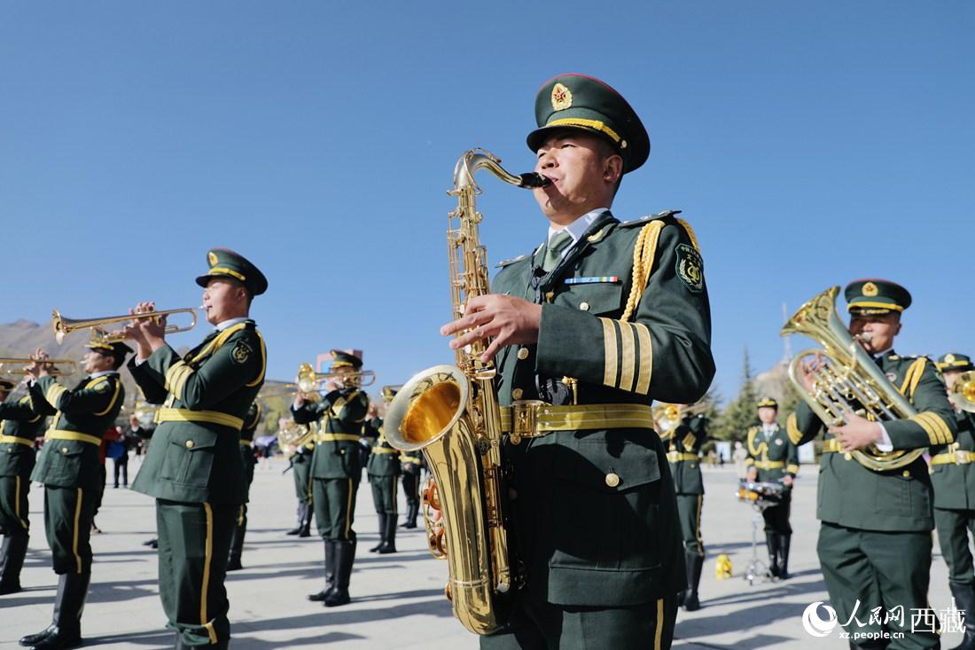 軍區(qū)文工團(tuán)奏響國歌。人民網(wǎng) 次仁羅布攝