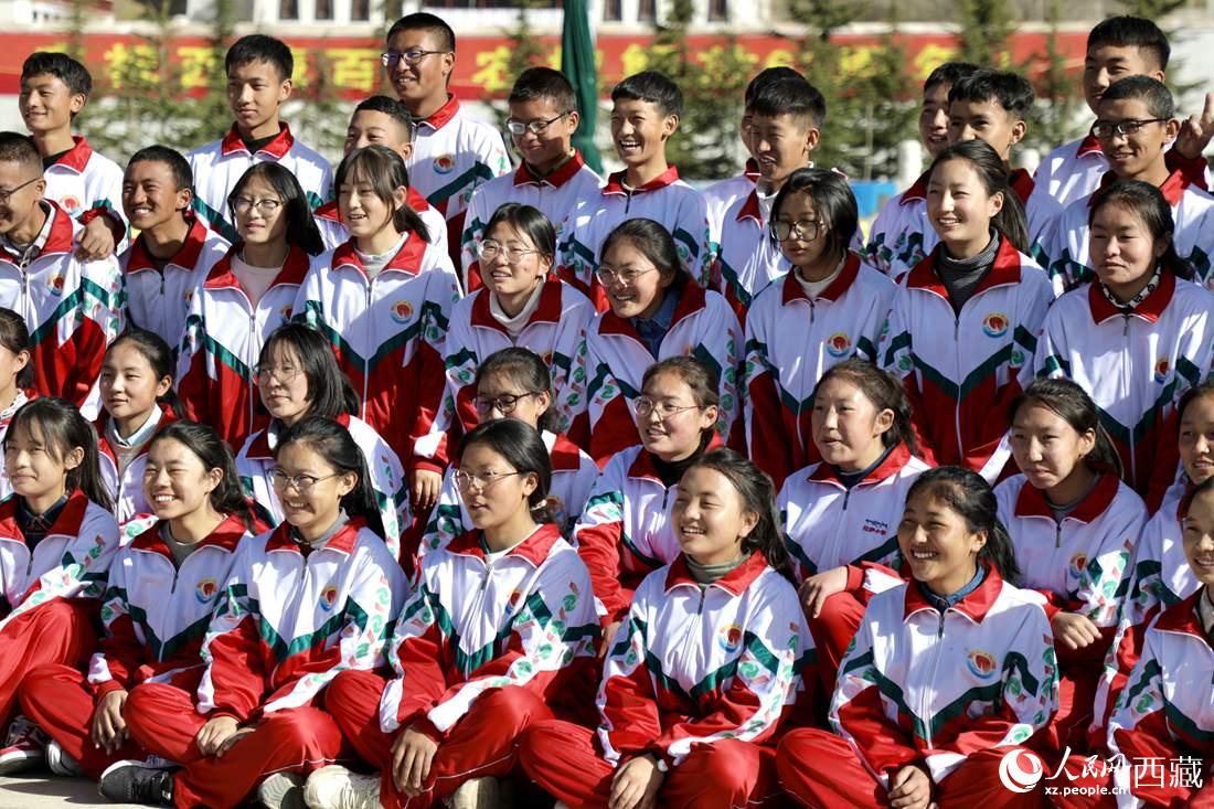 學(xué)生代表們合影留念。人民網(wǎng) 次仁羅布攝