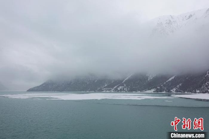 然烏湖春雪飄落?！∪轿木?攝