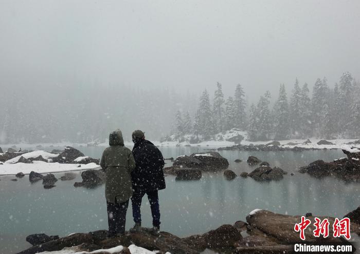 游客欣賞雪中然烏湖?！∪轿木?攝