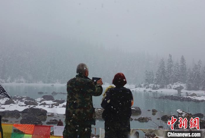 游客欣賞雪中然烏湖?！∪轿木?攝