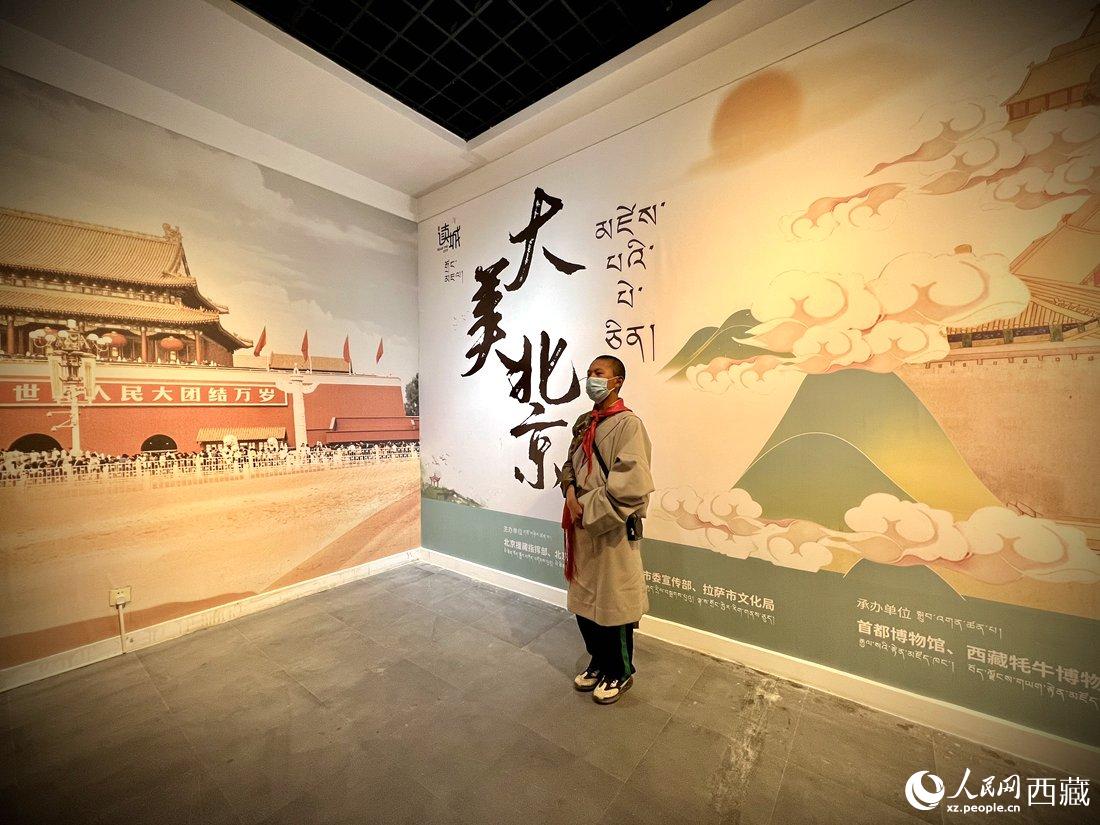 拉薩市北京實(shí)驗(yàn)中學(xué)的學(xué)生講解員進(jìn)行講解。人民網(wǎng) 次仁羅布攝