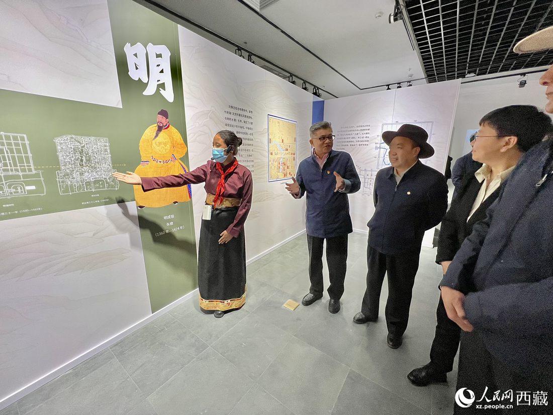 拉薩市北京實(shí)驗(yàn)中學(xué)的學(xué)生講解員進(jìn)行講解。人民網(wǎng) 次仁羅布攝