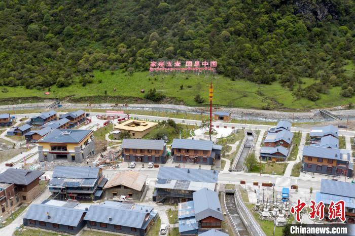 “家是玉麥 國是中國”的大字豎立在玉麥鄉(xiāng)旁的山腳上?！钊A峰 攝