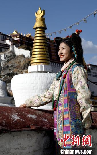 西藏自治區(qū)級(jí)非遺項(xiàng)目——拉薩服飾，圖為舊時(shí)拉薩貴族婦女的裝扮。