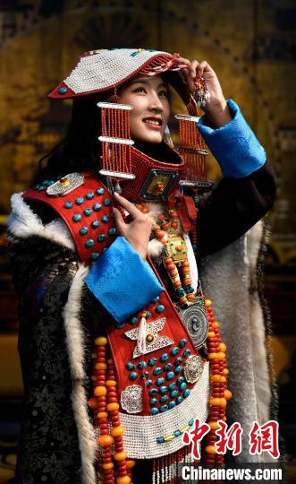 圖為國(guó)家級(jí)非遺項(xiàng)目——西藏阿里普蘭的“宣”服，該服飾華麗稀有，每逢節(jié)日盛典時(shí)才會(huì)穿戴。　李林 攝