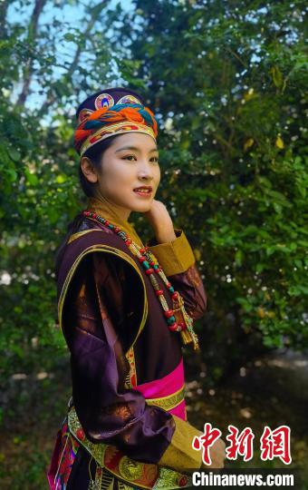 圖為國(guó)家級(jí)非遺項(xiàng)目——林芝工布藏族服飾?！±盍?攝