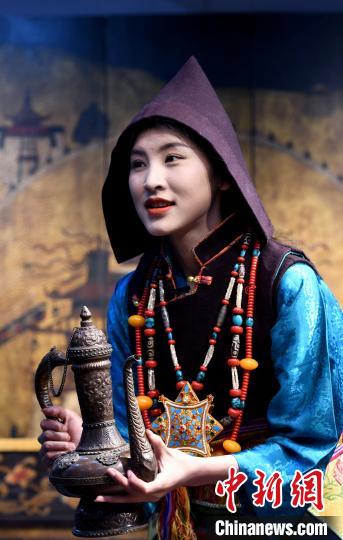 圖為西藏自治區(qū)級(jí)非遺項(xiàng)目——山南浪卡子縣的羊卓服飾。　李林 攝