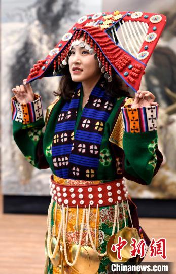 圖為國(guó)家級(jí)非遺項(xiàng)目——西藏那曲申扎縣的巴扎服飾?！±盍?攝