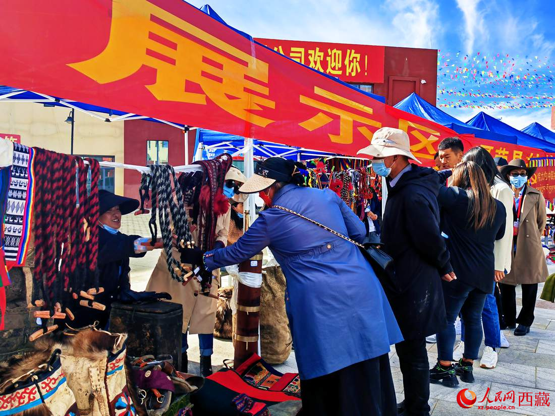 技能大賽現(xiàn)場(chǎng)引來(lái)不少客戶。人民網(wǎng) 李海霞攝