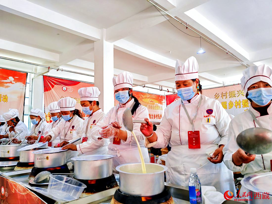 廚藝比拼。人民網(wǎng) 李海霞攝