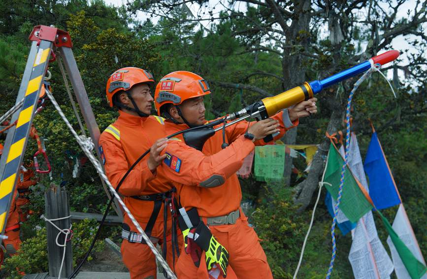 發(fā)射拋投器 。西繞拉翁攝