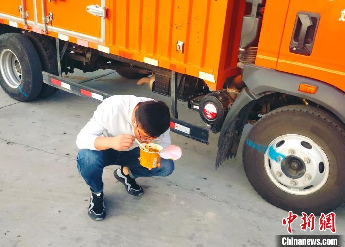由于沿路疫情原因，閆光宇和朋友只能在服務(wù)區(qū)簡餐?！∴嵟?攝