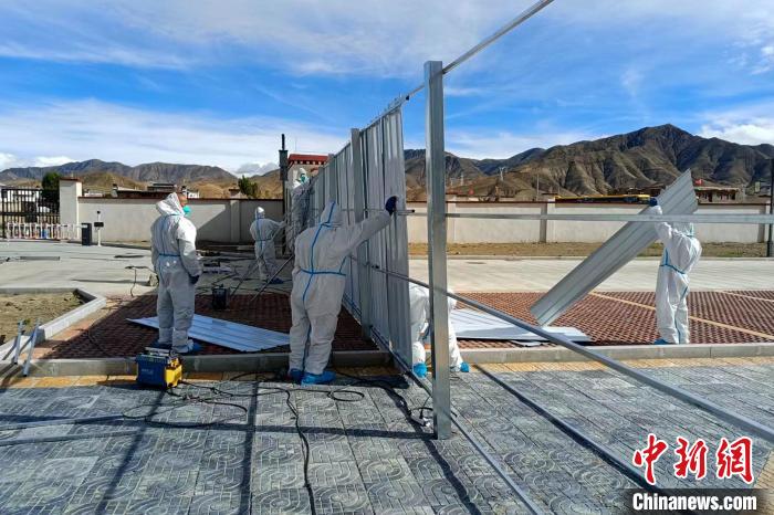 西藏金塔建設(shè)集團(tuán)有限公司職工支援日喀則方艙建設(shè)?！∈茉L者供圖