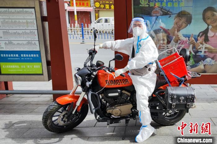 圖為西藏阜康醫(yī)療工作人員騎摩托為居家防疫市民送藥。　受訪者供圖