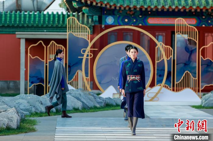 近40套藏式針織系列時(shí)裝亮相2022北京時(shí)裝周?！”本r(shí)裝周供圖