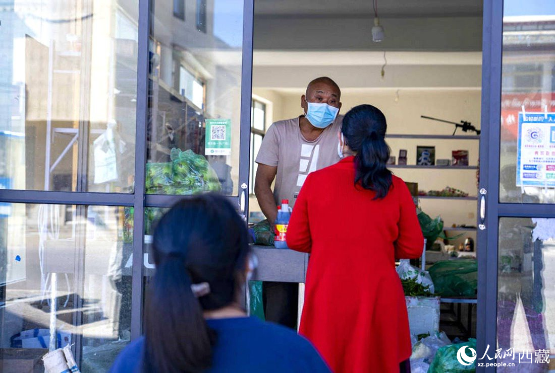 市民們有序排隊(duì)購買早餐。人民網(wǎng) 次仁羅布攝