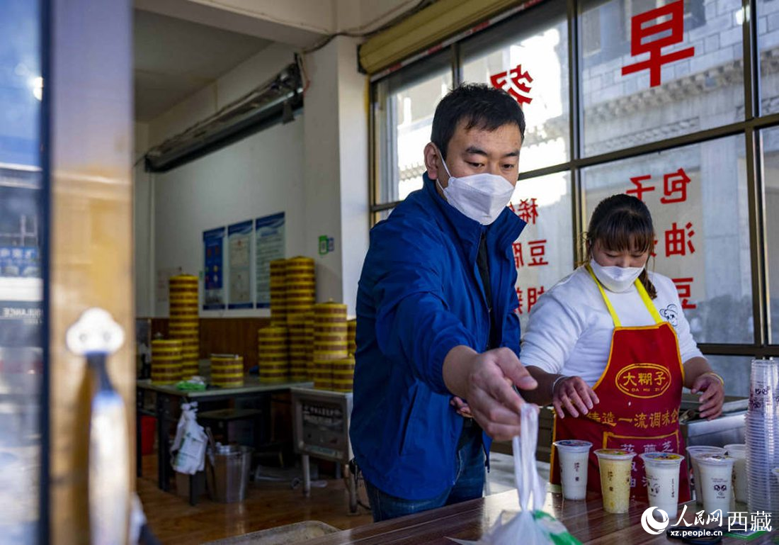 市民購買早餐。人民網(wǎng) 次仁羅布攝