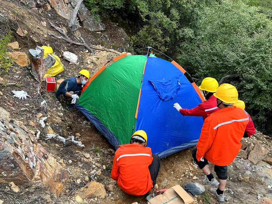 9月15日，電力施工人員正在施工點(diǎn)附近搭建暫居帳篷。白瑪多吉攝