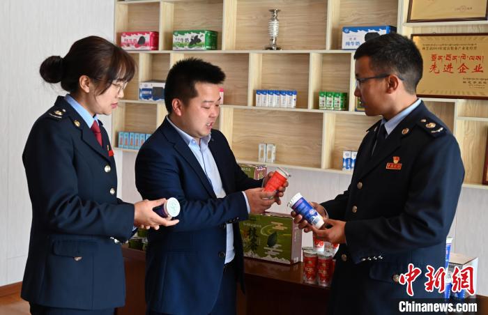 圖為林芝稅務(wù)部門上門了解企業(yè)情況，并宣講稅收政策。資料圖 趙朗 攝