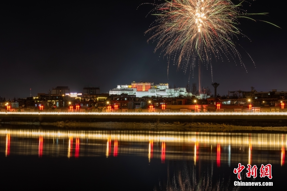資料圖為2022年3月1日，拉薩迎來藏歷新年“古突夜”，煙花與被燈光照亮的布達(dá)拉宮交相輝映。 <a target='_blank' href='/'><p  align=