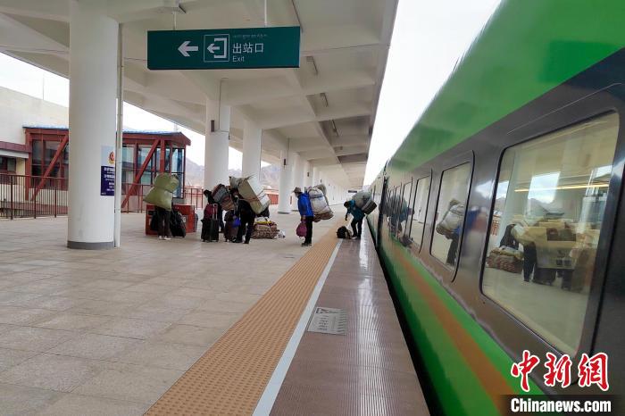 乘客乘復(fù)工專列抵達(dá)日喀則?！±_車務(wù)段 供圖