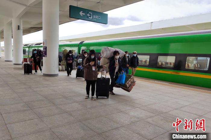 10月6日，乘客乘復(fù)工專列抵達(dá)日喀則。　拉薩車務(wù)段 供圖