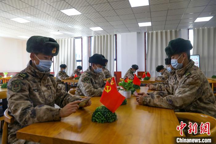 圖為阿里軍分區(qū)某邊防團組織官兵通過手機收聽收看二十大開幕盛況?！詵|供圖