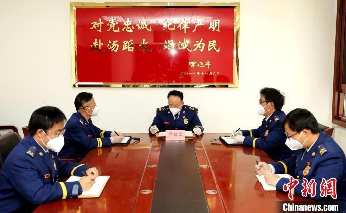 圖為西藏森林消防總隊在二十大開幕會結(jié)束后組織學習討論?！∥鞑厣窒揽傟牴﹫D