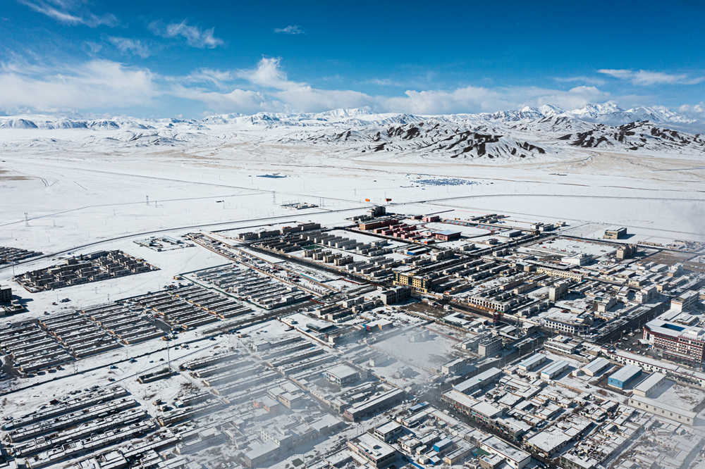 西藏阿里地區(qū)改則縣迎來初雪，銀裝素裹，美如畫卷。