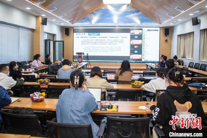 圖為論壇會(huì)議現(xiàn)場(chǎng)?！⊥瑬|放 攝
