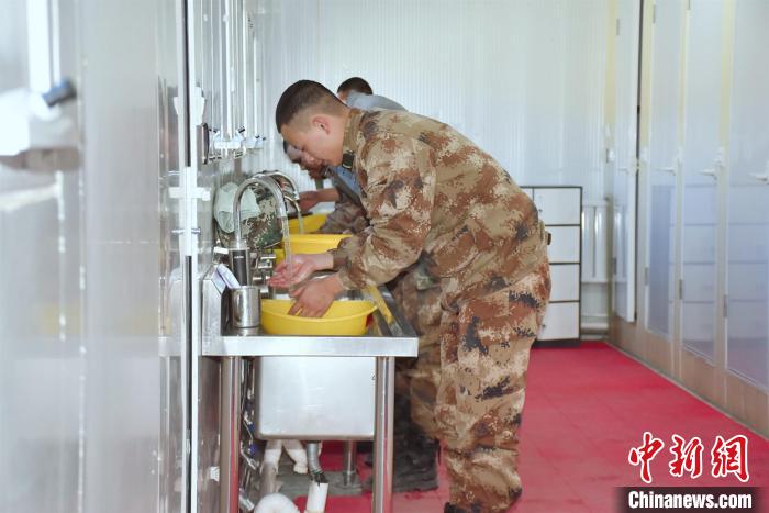 圖為阿里軍分區(qū)某邊防團(tuán)官兵在新建水房洗漱?！詵| 攝
